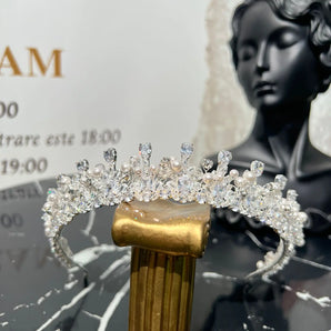 Diadema Monys, zirconii cubice, placată aur alb, elemente Swarovski, perle GLAMADEA