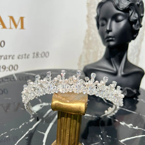 Diadema Monys, zirconii cubice, placată aur alb, elemente Swarovski, perle GLAMADEA